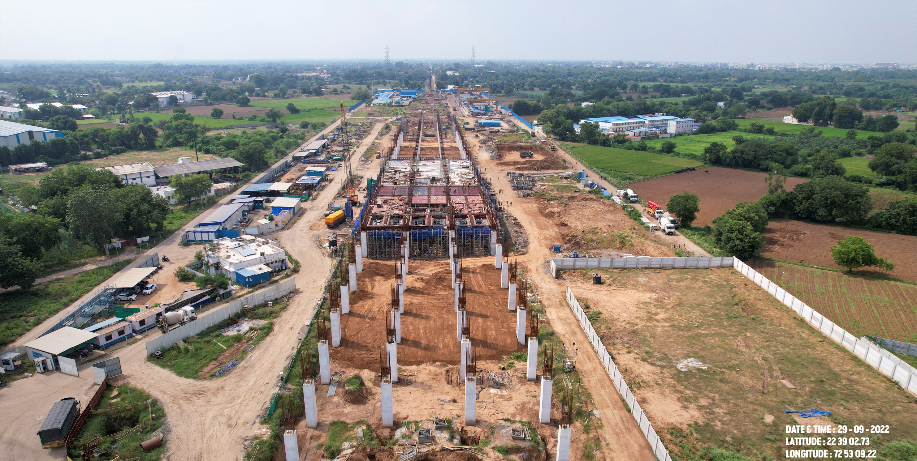 नवसारी ज़िले में नॉइज़ बैरियर एरेक्शन कार्य प्रगति पर है, अगस्त 2023।